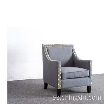 Sillas de sala de estar Nailhead Tela gris tela Silla de acento armado con patas de madera maciza CX663